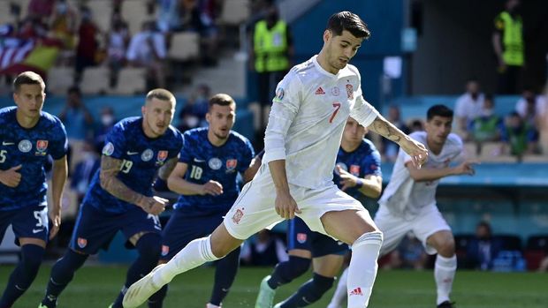 Soccer Football - Euro 2020 - Group E - Slovakia v Spain - La Cartuja Stadium, Seville, Spain - June 23, 2021 Spain's Alvaro Morata misses a penalty Pool via REUTERS/Javier Soriano