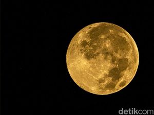 Melihat Keindahan Strawberry Supermoon di Belakang Kuil Kuno Yunani Melihat Keindahan Strawberry Supermoon di Belakang Kuil Kuno Yunani