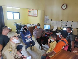 Suami Kejar Istri Sambil Bawa Parang di Saat Mereka Sedang Proses Cerai