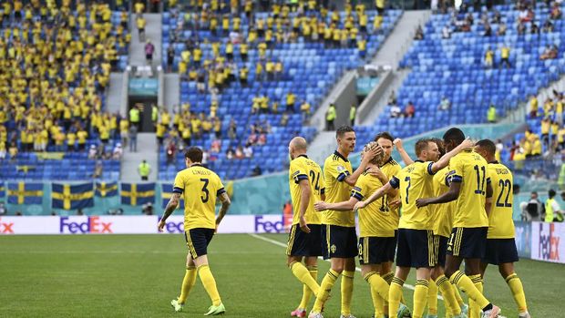Sweden players celebrate after Emil Forsberg scored his side's opening goal during the Euro 2020 soccer championship group D match between Sweden and Poland, at the St. Petersburg stadium in St. Petersburg, Russia, Wednesday, June 23, 2021. (AP Photo/Kirill Kudryavtsev, Pool)