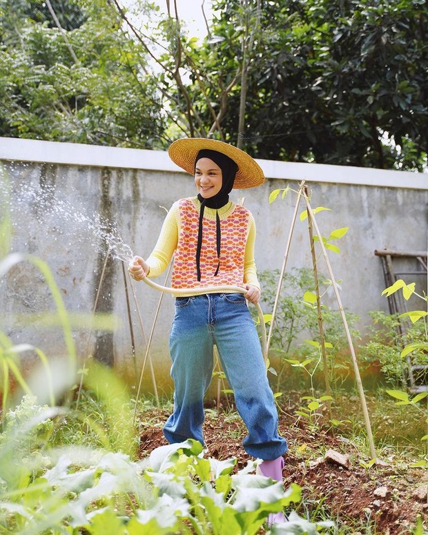 Tantri Namirah di kebun miliknya/Sumber/Instagram/tantrinamirah. Tantri Namirah di kebun milik.
