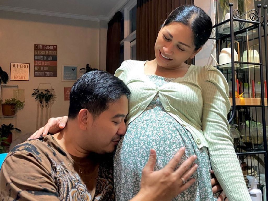 Tata Janeeta Hamil Besar, Brotoseno Makin Mesra Tata Janeeta Hamil Besar, Brotoseno Makin Mesra