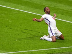Inggris langsung menggebrak sejak menit awal. Justin Tallis, Pool photo via AP.