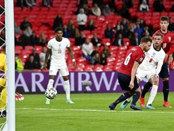 Ceko lebih agresif dengan enam attempts meski cuma satu yang on goal. Justin Tallis, Pool photo via AP.