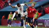 Raheem Sterling mencetak satu-satunya gol di laga ini pada menit ke-12. Neil Hall/Pool Photo via AP.