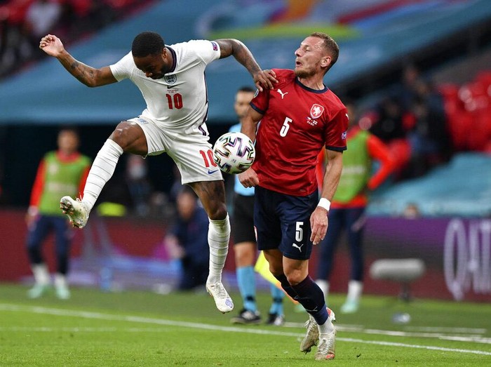 Timnas Inggris meraih kemenangan 1-0 di partai penutup fase grup Euro 2020 kontra Republik Ceko. Hasil yang mengantarkan The Three Lions jadi juara Grup D.