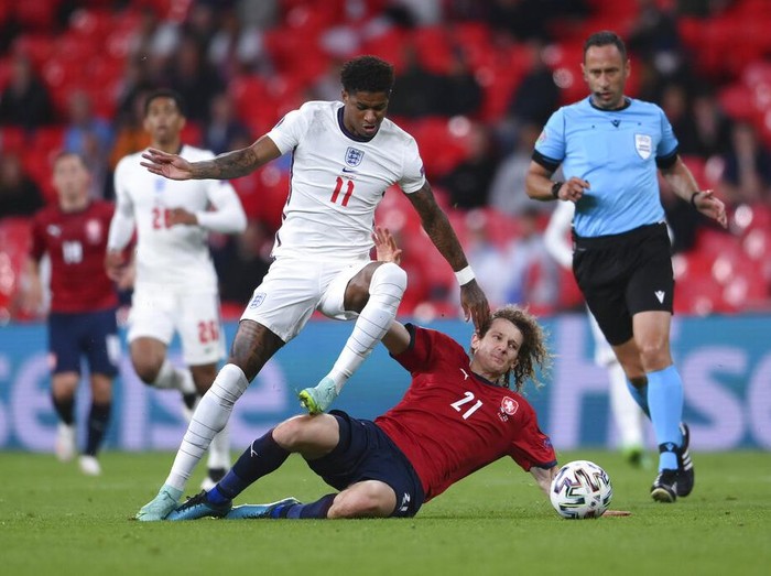 Timnas Inggris meraih kemenangan 1-0 di partai penutup fase grup Euro 2020 kontra Republik Ceko. Hasil yang mengantarkan The Three Lions jadi juara Grup D.