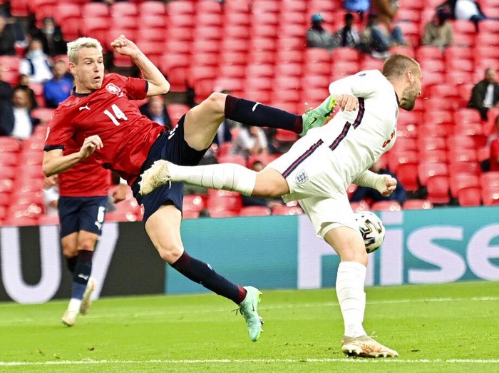 Timnas Inggris meraih kemenangan 1-0 di partai penutup fase grup Euro 2020 kontra Republik Ceko. Hasil yang mengantarkan The Three Lions jadi juara Grup D.