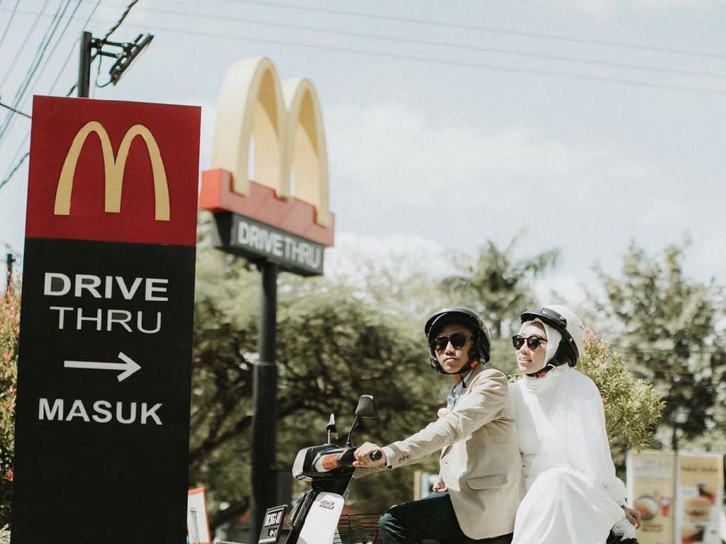 Viral Usai Gelar Akad Nikah, Pengantin Sesi Foto Pernikahan di McDonalds