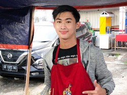 Terdampak Pandemi Pria Ini Alih Profesi Jual Pentol, Viral karena Ganteng