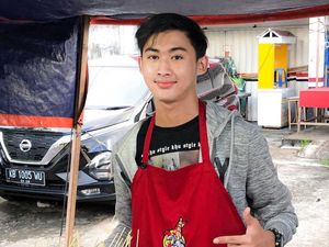 Terdampak Pandemi Pria Ini Alih Profesi Jual Pentol, Viral karena Ganteng Terdampak Pandemi Pria Ini Alih Profesi Jual Pentol, Viral karena Ganteng