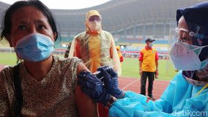 Intip Warga Bekasi Divaksin COVID-19 di Stadion Patriot