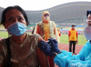 Intip Warga Bekasi Divaksin COVID-19 di Stadion Patriot