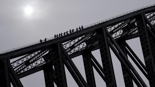 People climb the Sydney Harbour Bridge on a guided tour as eastern Australia experiences a winter cold front, in Sydney, Australia, June 10, 2021.  REUTERS/Loren Elliott     TPX IMAGES OF THE DAY