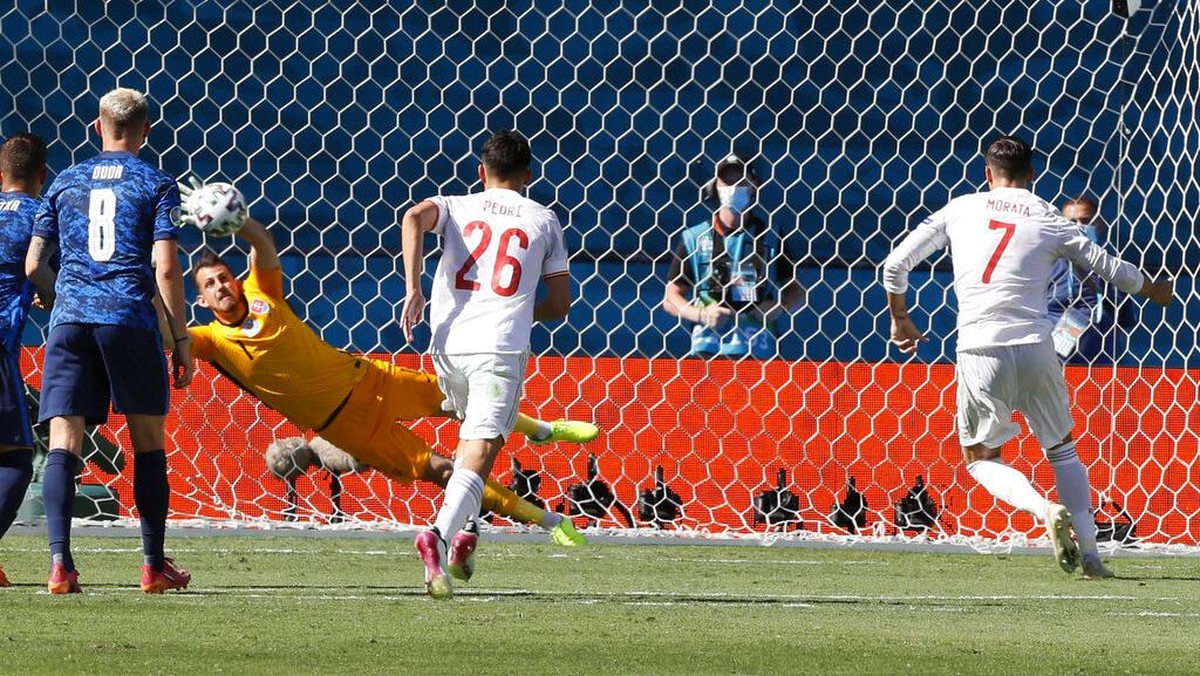 Eksekusi penalti Alvaro Morata di laga Slovakia vs Spanyol di Euro 2020 gagal jadi gol (Foto: AP/Jose Manuel Vidal)