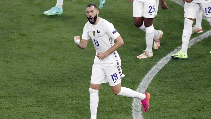 Frances Karim Benzema celebrates after scoring on goal on a penalty kick during the Euro 2020 soccer championship group F match between Portugal and France at the Ferenc Puskas stadium in Budapest, Hungary, Wednesday, June 23, 2021. (AP Photo/Laszlo Balogh, Pool)