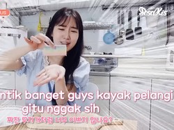 Cewek Korea Pertama Kali Bikin dan Cicip Es Gabus, Ini Reaksinya