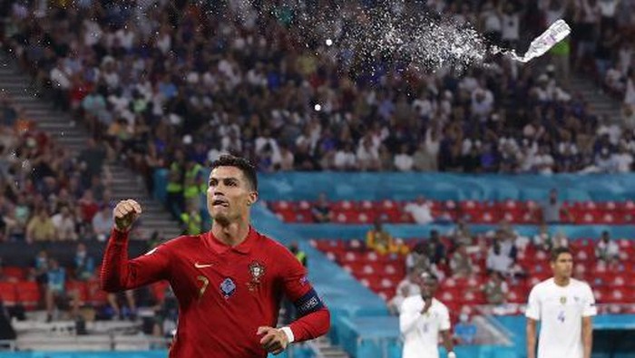Portugals forward Cristiano Ronaldo celebrates after scoring a second penalty kick during the UEFA EURO 2020 Group F football match between Portugal and France at Puskas Arena in Budapest on June 23, 2021. (Photo by BERNADETT SZABO / POOL / AFP)