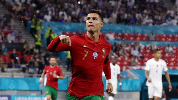 Cristiano Ronaldo Dilempar Botol Coca-cola Soccer Football - Euro 2020 - Group F - Portugal v France - Puskas Arena, Budapest, Hungary - June 23, 2021 Portugal's Cristiano Ronaldo celebrates scoring their second goal Pool via REUTERS/Bernadett Szabo