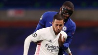 Ini aksi Hazard lawan Ruediger di Liga Champions. Yaya Toure bilang, Hazard punya pantat besar yang ia gunakan dengan tepat untuk menyokong permainan. (Foto: Getty Images/Clive Rose)