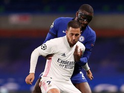 Ini aksi Hazard lawan Ruediger di Liga Champions. Yaya Toure bilang, Hazard punya pantat besar yang ia gunakan dengan tepat untuk menyokong permainan. (Foto: Getty Images/Clive Rose)