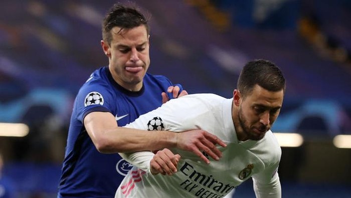 LONDON, ENGLAND - MAY 05: Eden Hazard of Real Madrid battles for possession with Cesar Azpilicueta of Chelsea during the UEFA Champions League Semi Final Second Leg match between Chelsea and Real Madrid at Stamford Bridge on May 05, 2021 in London, England. Sporting stadiums around Europe remain under strict restrictions due to the Coronavirus Pandemic as Government social distancing laws prohibit fans inside venues resulting in games being played behind closed doors. (Photo by Clive Rose/Getty Images)