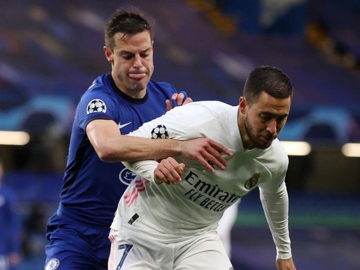 LONDON, ENGLAND - MAY 05: Eden Hazard of Real Madrid battles for possession with Cesar Azpilicueta of Chelsea during the UEFA Champions League Semi Final Second Leg match between Chelsea and Real Madrid at Stamford Bridge on May 05, 2021 in London, England. Sporting stadiums around Europe remain under strict restrictions due to the Coronavirus Pandemic as Government social distancing laws prohibit fans inside venues resulting in games being played behind closed doors. (Photo by Clive Rose/Getty Images)
