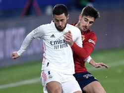 Yang ini merupakan aksi Eden Hazard memagari bola dari Nacho Vidal-nya Osasuna. Kata Yaya Toure, Hazard punya kemampuan luar biasa dalam melindungi bola dari lawan, antara lain berkat memaksimalkan pantatnya. (Foto: Getty Images/Juan Manuel Serrano Arce)