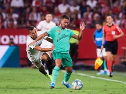 Yaya Toure bilang, Eden Hazard memunggungi lawan mampu mengubah arah bola ke mana saja. Lawan yang menempelnya pun susah payah membayangi. (Foto: Getty Images/Aitor Alcalde)