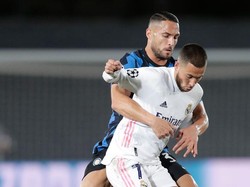 Penggunaan pantat untuk menjauhkan lawan sejatinya lazim digunakan. Tapi di mata Yaya Toure, gaya Eden Hazard melakukannya tetap beda karena, hampir seperti pukulan. (Foto: Getty Images/Gonzalo Arroyo Moreno)