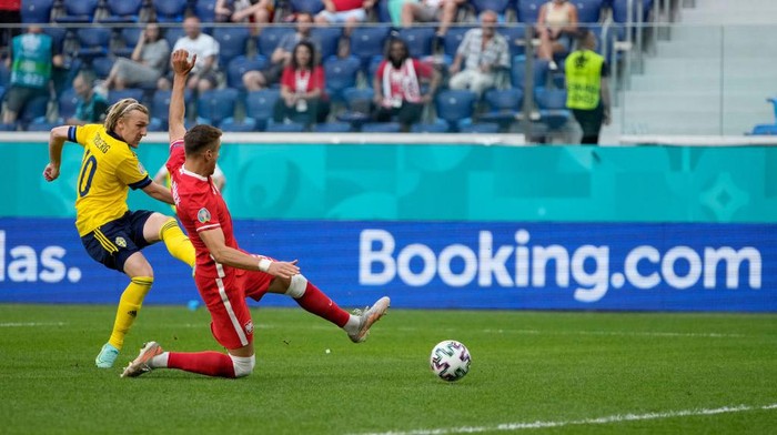 SAINT PETERSBURG, RUSSIA - JUNE 23: Emil Forsberg of Sweden scores their sides first goal during the UEFA Euro 2020 Championship Group E match between Sweden and Poland at Saint Petersburg Stadium on June 23, 2021 in Saint Petersburg, Russia. (Photo by Dmitry Lovetsky - Pool/Getty Images)