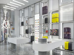 Unik Nih, Toko Koper Mewah Ini Punya Stand Keren Buat Foto Paspor