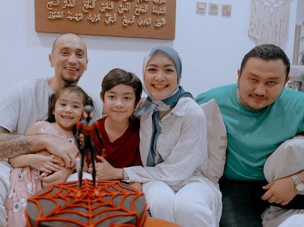 Gary Iskak Promosikan Bisnis Mie Ayamnya dan Makan Bareng Keluarga