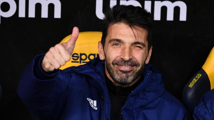 VERONA, ITALY - FEBRUARY 27: Gianluigi Buffon of Juventus gives a thumbs up prior to the Serie A match between Hellas Verona FC and Juventus at Stadio Marcantonio Bentegodi on February 27, 2021 in Verona, Italy. Sporting stadiums around Italy remain under strict restrictions due to the Coronavirus Pandemic as Government social distancing laws prohibit fans inside venues resulting in games being played behind closed doors. (Photo by Alessandro Sabattini/Getty Images )