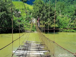 Anak Sekolah Bertaruh Nyawa Lewati Jembatan Gantung Mamasa, Solusi Dinanti