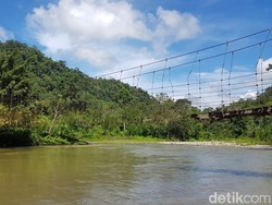 Pelajar Terpaksa Bergelantungan di Tali Jembatan, Kemdikbudristek Turun Tangan