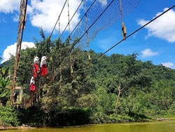 Melihat Aksi Ngeri Pelajar di Sulbar Jalan di Seutas Tali Jembatan Gantung