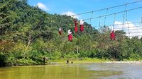 Potret Pelajar di Sulbar Bertaruh Nyawa Lintasi Tali Jembatan Gantung