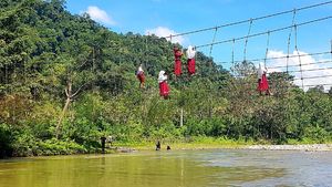Potret Pelajar di Sulbar Bertaruh Nyawa Lintasi Tali Jembatan Gantung