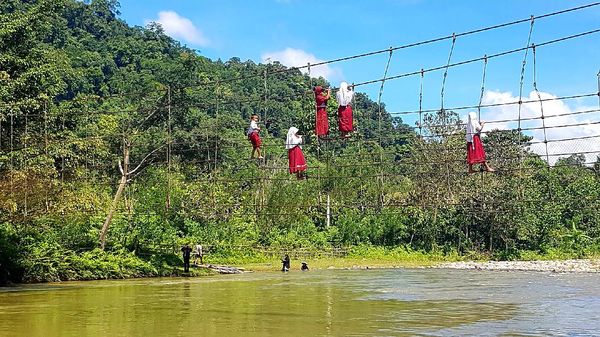Potret Pelajar di Sulbar Bertaruh Nyawa Lintasi Tali Jembatan Gantung