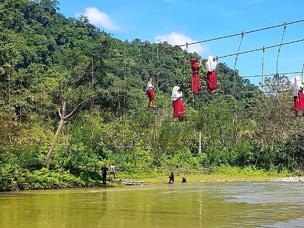 Potret Pelajar di Sulbar Bertaruh Nyawa Lintasi Tali Jembatan Gantung Potret Pelajar di Sulbar Bertaruh Nyawa Lintasi Tali Jembatan Gantung