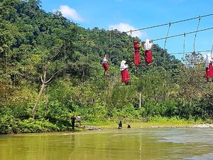 Potret Pelajar di Sulbar Bertaruh Nyawa Lintasi Tali Jembatan Gantung Potret Pelajar di Sulbar Bertaruh Nyawa Lintasi Tali Jembatan Gantung