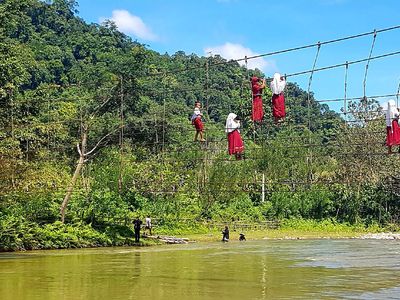 Potret Pelajar di Sulbar Bertaruh Nyawa Lintasi Tali Jembatan Gantung
