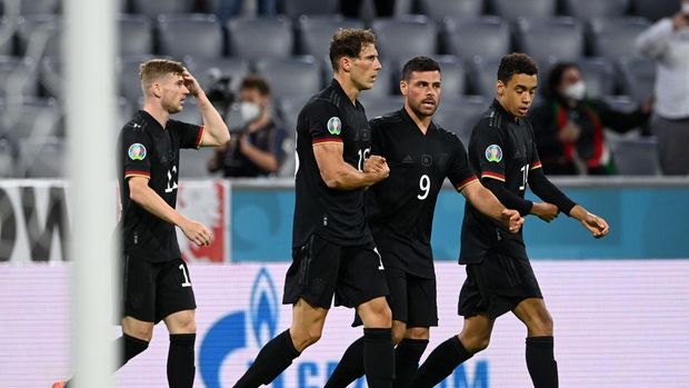 Jerman Vs Hungaria MUNICH, GERMANY - JUNE 23: Leon Goretzka of Germany celebrates with Kevin Volland and team mates after scoring their side's second goal during the UEFA Euro 2020 Championship Group F match between Germany and Hungary at Allianz Arena on June 23, 2021 in Munich, Germany. (Photo by Christof Stache - Pool/Getty Images)