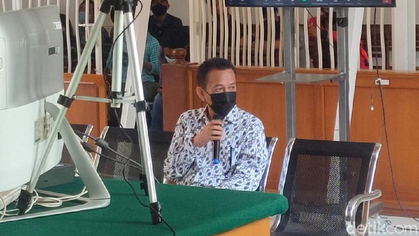 Jumras saat menjadi saksi di sidang terdakwa Agung Sucipto. Jumras saat menjadi saksi di sidang terdakwa Agung Sucipto.