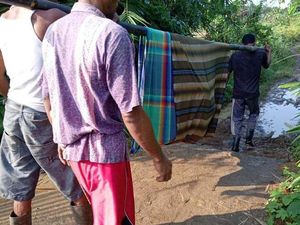 Pilu Kakek di Pandeglang Ditandu 2 Km untuk Berobat ke Puskesmas