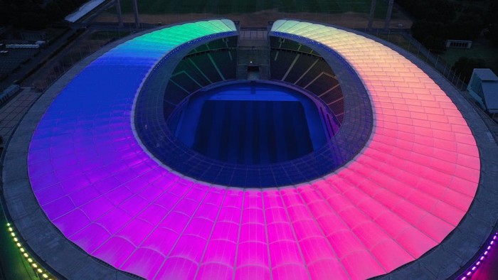 Lampu warna-warni menghiasi Olympiastadion di Berlin. Pemandangan itu terlihat bertepatan dengan pertandingan Euro 2020 antara Jerman vs Hungaria.
