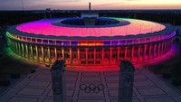 Penampakan Olympiastadion yang dihiasi lampu warna-warni di Berlin, Jerman, Rabu (23/6/2021) waktu setempat.