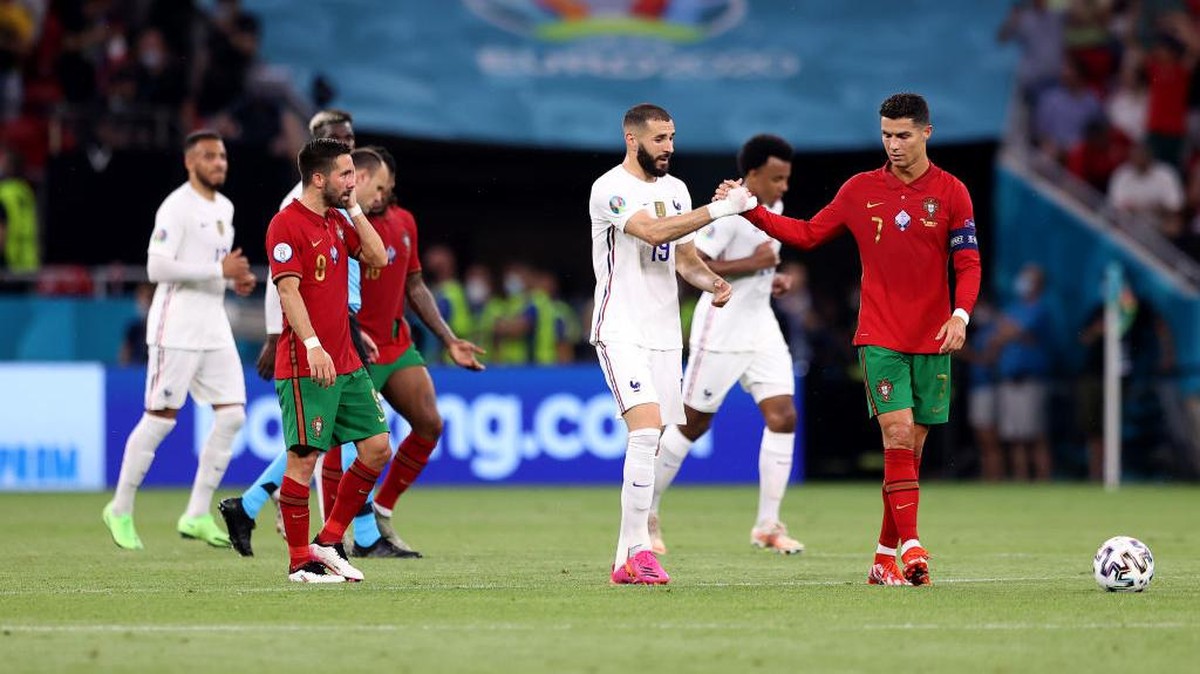 Benzema dan Ronaldo bertemu lagi di lapangan hijau. Foto: Getty Images/Alex Pantling