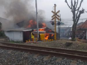Tabung Gas Meledak, 3 Kios di Bogor Hangus Terbakar Tabung Gas Meledak, 3 Kios di Bogor Hangus Terbakar